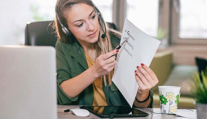 Profesorii își primesc salariile numai dacă au activitate online - profesori-1588095186.jpg
