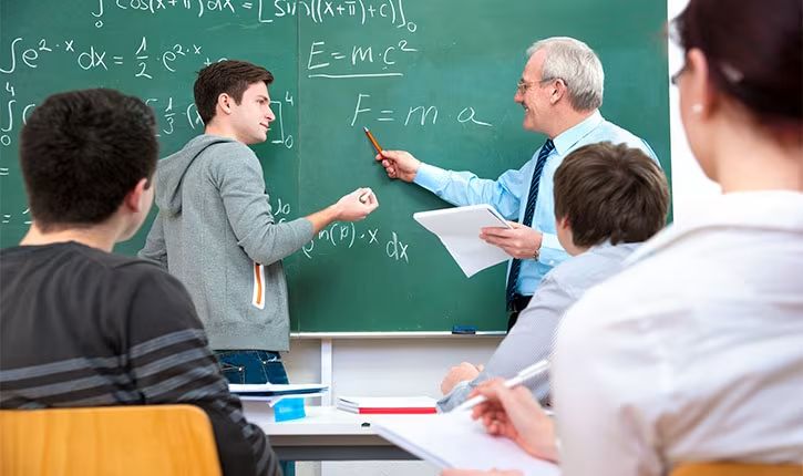 Cumulul pensiei cu salariul rămâne permis în Educație până la final de 2026 - profesori-1766418919.webp