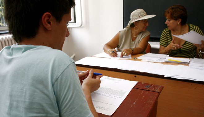 Începe Evaluarea națională a elevilor de clasa a VIII-a. Cât costă corectarea lucrărilor? - profesoricorectori-1340296388.jpg