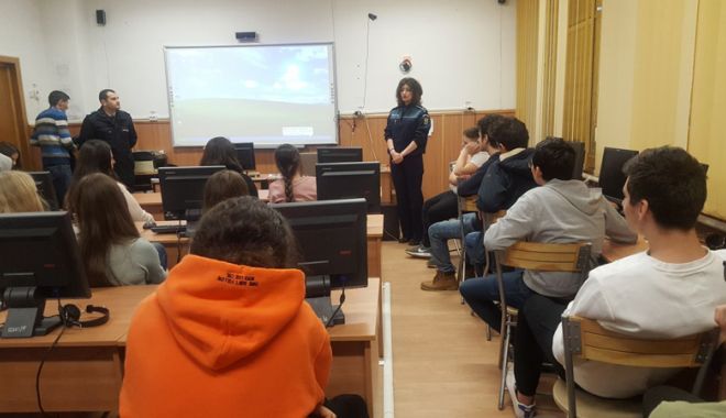 Profesorii, înlocuiți cu polițiști pentru o oră interactivă cu elevii - profesorii-1519403204.jpg