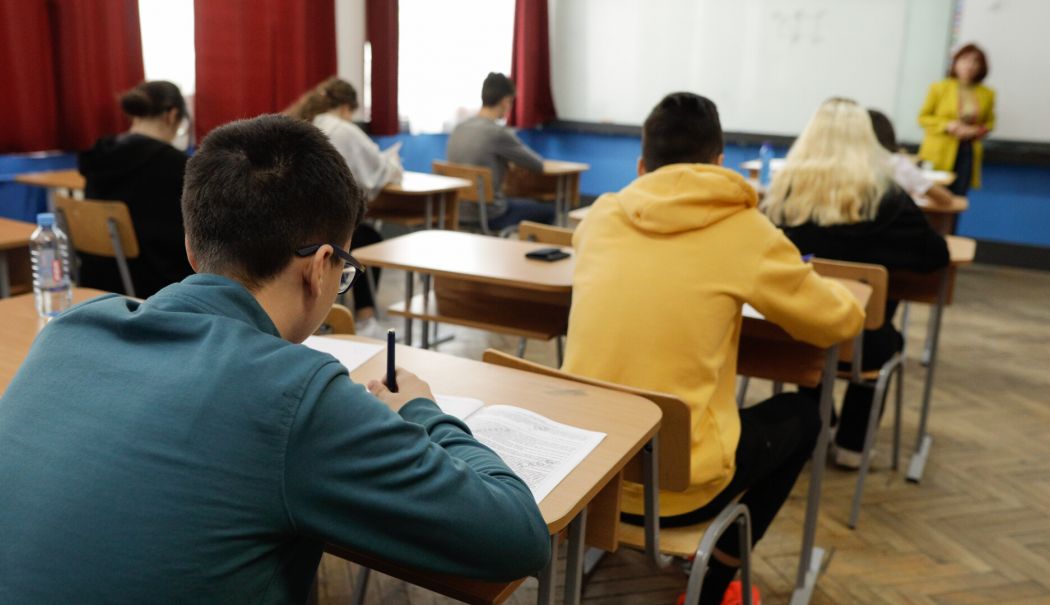 Profesorii care corectează lucrări la Evaluare Națională și Bac 2024 vor primi mai mulți bani - profesorii-vare-corecteaza-la-ba-1713461693.jpg