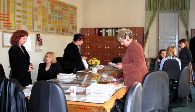 Profesorii sunt duși cu preșul sau cu… zăhărelul - profesoriisuntdusi-1440430917.jpg