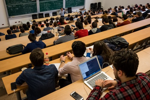 40.000 de studenţi români beneficiază de programe de studiu în Uniunea Europeană