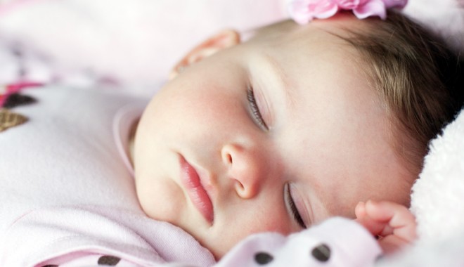 Bebe doarme. Somnul îl face mare? - programuldesomn-1363361922.jpg