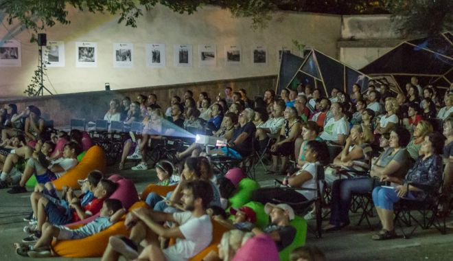 Proiecții de filme în aer liber, pe Faleza Cazino din Constanța - proiectiidefilme2-1562944803.jpg