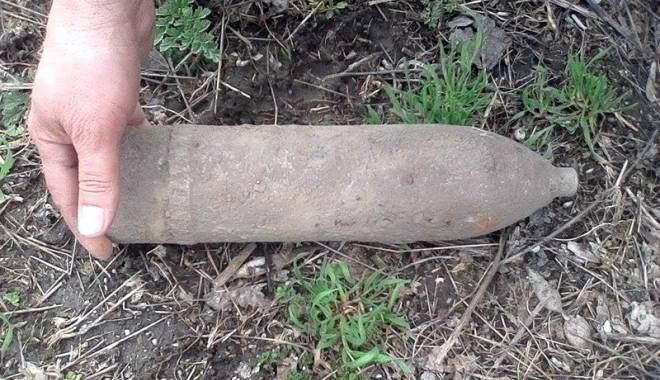 Proiectil găsit  de un agricultor  în timp ce ara,  în comuna Vulturu - proiectil-1457546173.jpg