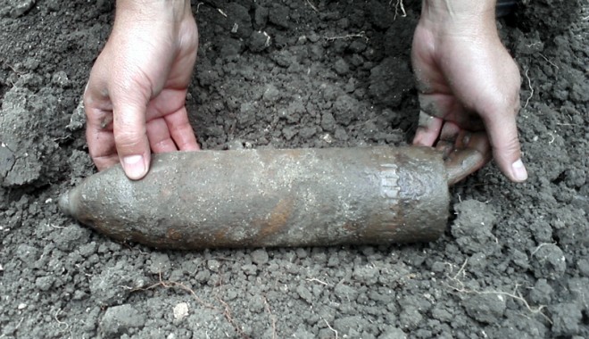 Proiectil neexplodat, găsit lângă o ghenă  de gunoi - proiectilneexplodat15iulie-1405445583.jpg