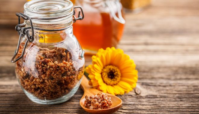 Propolisul, cunoscut pentru proprietăţile antiinflamatoare şi antivirale - propolis-1698320451.jpg
