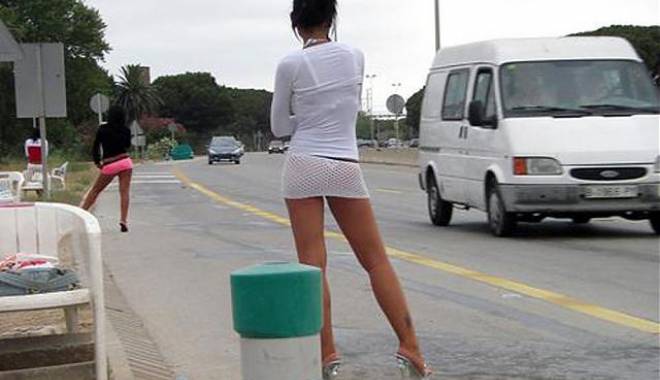 Lege! PROSTITUATELE, OBLIGATE să se îmbrace ca muncitorii de la drumuri - prostituate3-1440066942.jpg