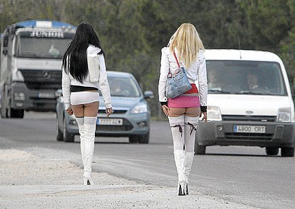 Polițiștii au adunat prostituatele de pe Autostrada Soarelui din calea lui Boc - prostitutie-1312017590.jpg