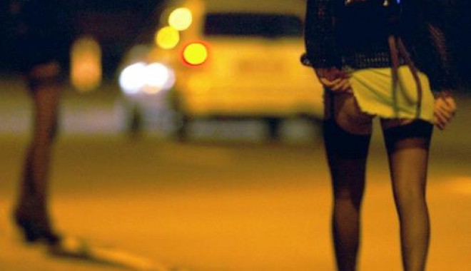 O tânără, prinsă în timp ce făcea sex oral - prostitutie-1350206379.jpg
