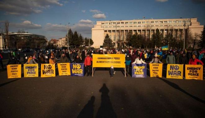 Protestatarii Greenpeace au ajuns la Bucureşti. Organizaţiile de mediu cer oprirea războiului din Ucraina - prot-1647711729.jpg
