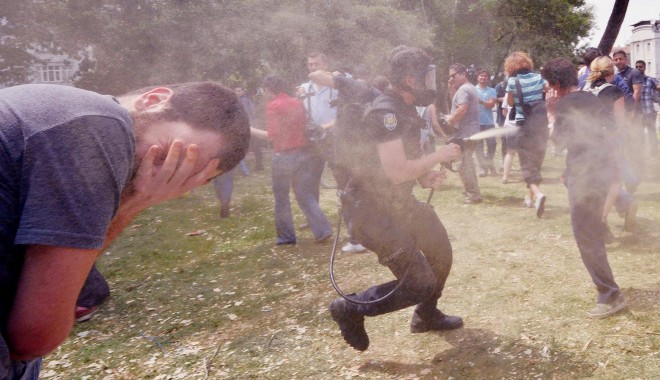 Poliția turcă a rămas fără gaze lacrimogene - protest-1371781619.jpg