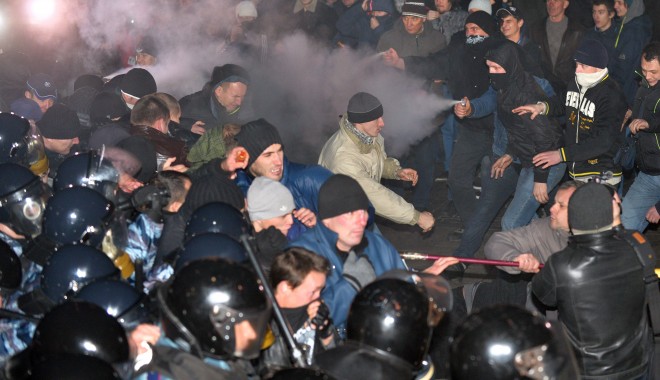 Ucraina / Peste 120 de polițiști au fost spitalizați în urma ciocnirilor violente din Kiev - protest-1386147966.jpg
