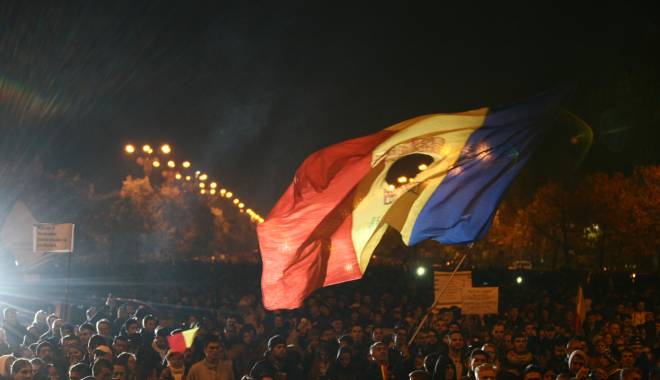 O nouă seară de proteste în Capitală. Oamenii au început să se strângă în Piața Universității - protest-1446828328.jpg