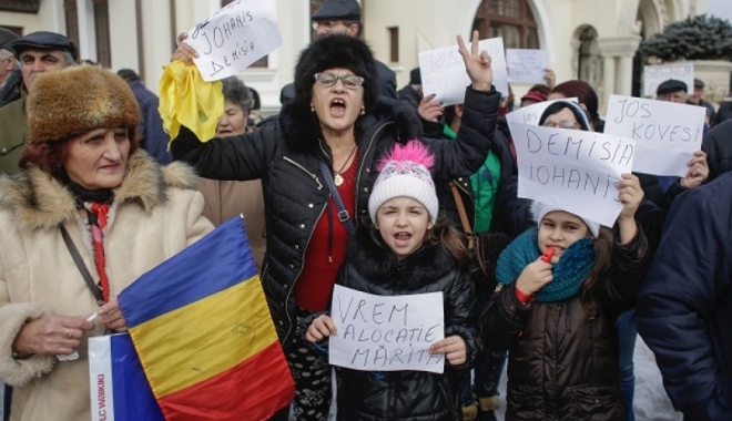 Circa 40 de persoane continua protestul la Palatul Cotroceni - protest-1486740776.jpg