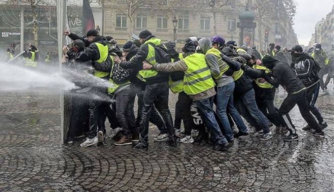 MAE, atenționare de călătorie în Franța. Toți românii trebuie să aibă grijă la aceste zone! - protest-1547280007.jpg