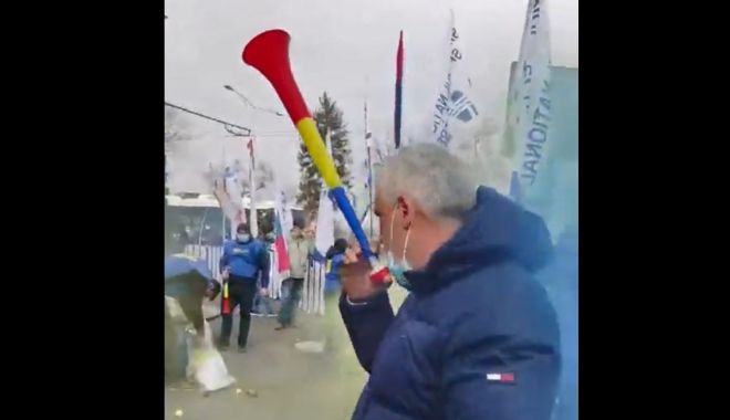 Protest al polițiștilor cu fumigene, în fața Palatului Cotroceni - protest-1614162353.jpg