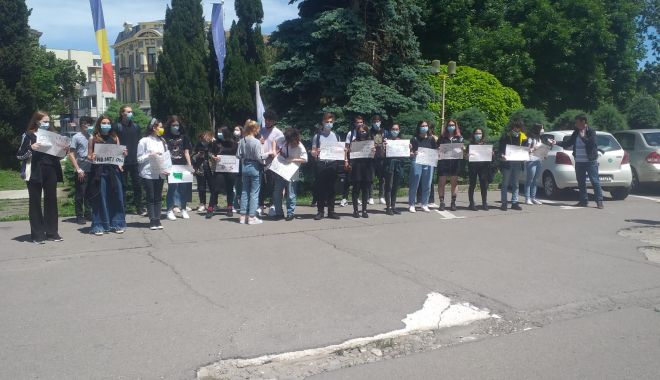 VIDEO şi FOTO. Protest la Constanţa. Elevii cer transport gratuit interjudeţean - protest-1623843694.jpg