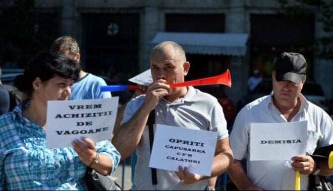 Zeci de CFR-işti protestează în faţa Ministerului Transporturilor - protest-1624963160.jpg