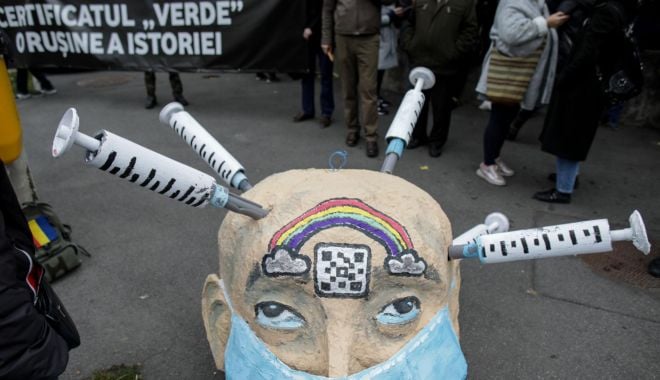 Protest la Cotroceni, în ziua consultărilor: Manifestanții i-au fluierat pe politicieni: „Libertatea mereu a fost plătită scump și de martiri, și de tirani” - protest-1633953942.jpg