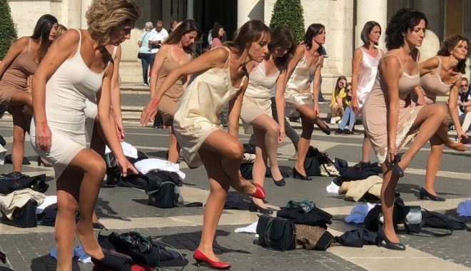Fostele stewardese de la Alitalia s-au dezbrăcat în centrul capitalei italiene în semn de protest - protest-1634825058.jpg