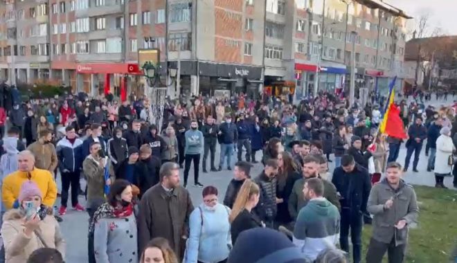 Peste 1.000 de oameni protestează la Suceava împotriva certificatului verde şi a vaccinării obligatorii - protest-1636908016.jpg