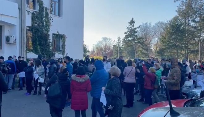 VIDEO / Protest al locuitorilor din Peninsulă, la Primăria Constanța - protest-1637843799.jpg