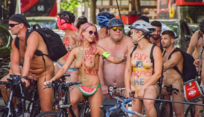 Protest inedit în Marea Britanie. Au pedalat dezbrăcați, în semn de respect pentru natură