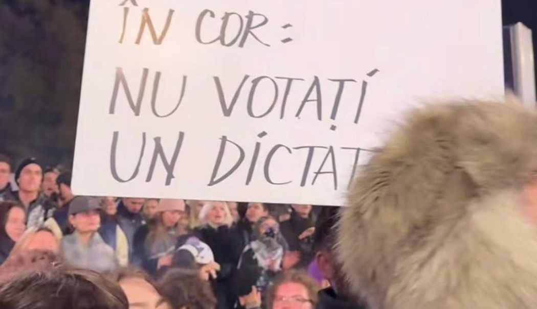 Protest la Constanţa, astăzi, împotriva lui Călin Georgescu. "Nu votaţi un dictator, tinerii vă cer în cor!"