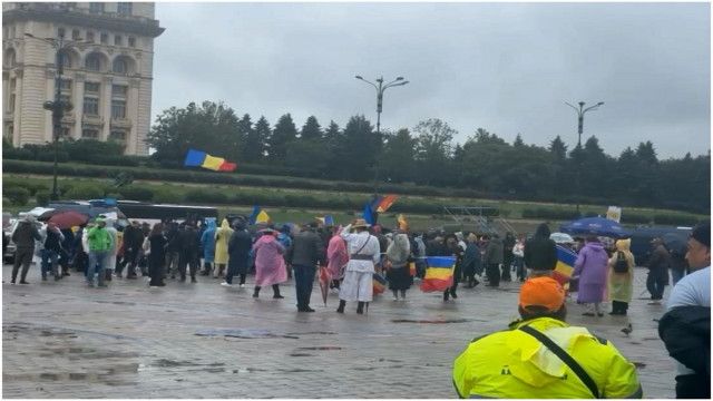 Mai multe cuţite, un briceag şi un pumnal fost găsite asupra unui bărbat, la protestul din Piaţa Constituţiei - protest-1748272120.jpg