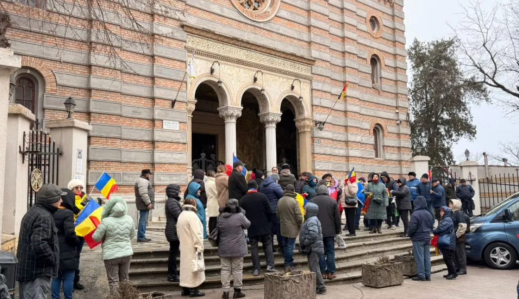Protest în fața Arhiepiscopiei. Se scandează ”Călin Georgescu, președinte!”