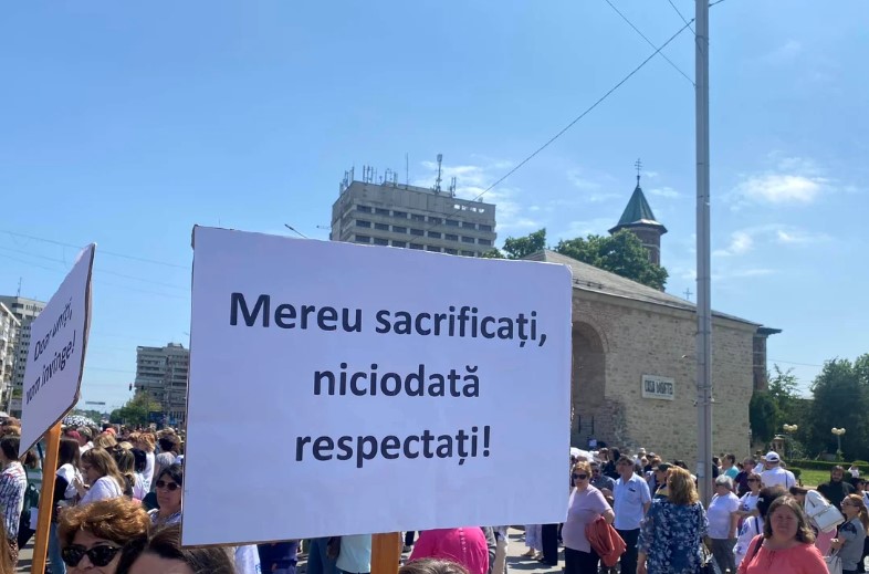 Profesorii ies în stradă și avertizează cu boicotarea Bacalaureatului. Protest de amploare la București - protest-profesori-17-iun-1781676678.webp