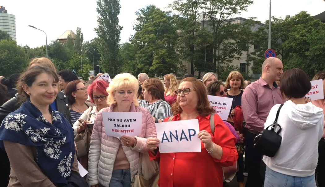 Protest spontan la Guvern. Angajații din aparatul de lucru al premierului cer salarii mai mari