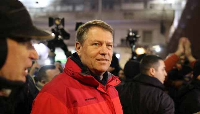 A patra zi de proteste la Palatul Cotroceni. Președintele Klaus Iohannis, în mijlocul protestatarilor - protest1-1486571484.jpg