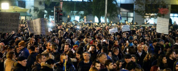 Românii din diaspora au continuat manifestațiile în semn de solidaritate cu protestatarii din țară - protest1595x240-1446898993.jpg
