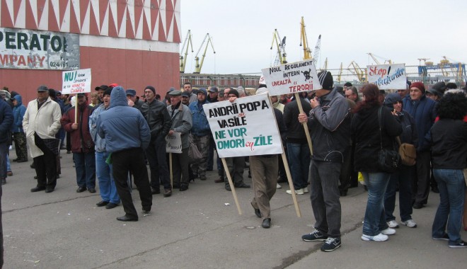 Grevă spontană la administrația portului Constanța - protest2-1333960124.jpg
