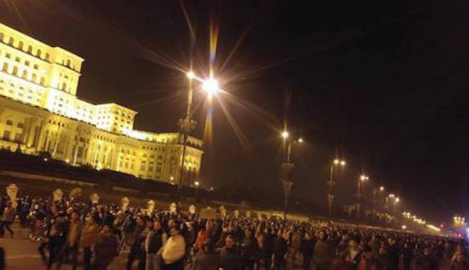 UPDATE Protestul de la București s-a încheiat; mii de oameni au manifestat în Capitală și în mai multe orașe din țară - protest2-1446598462.jpg
