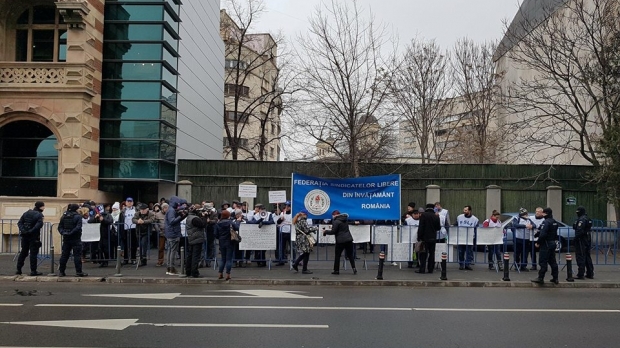 Profesorii pichetează astăzi Ministerul Muncii - protest218265400-1519217716.jpg