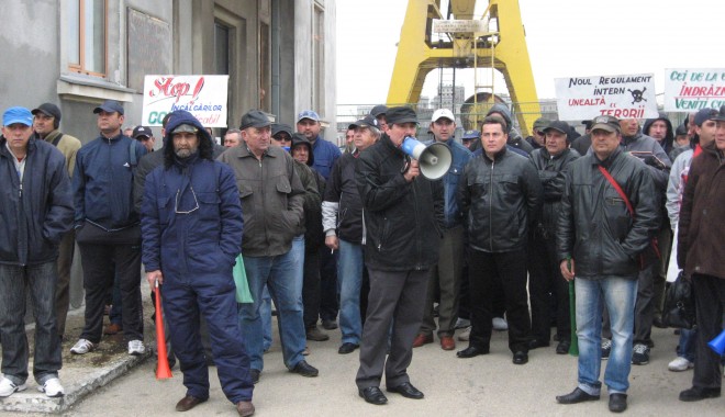 Sindicaliștii cer declanșarea grevei generale la administrația portului Constanța - protest3-1333960141.jpg