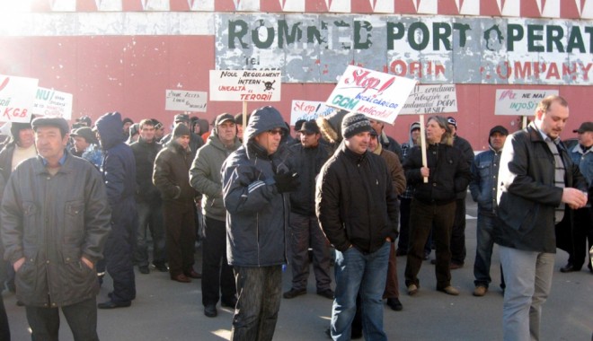 CRIZĂ ÎN PORTUL CONSTANȚA / Sindicaliștii amenință cu greva generală - protest41330448479-1334732447.jpg