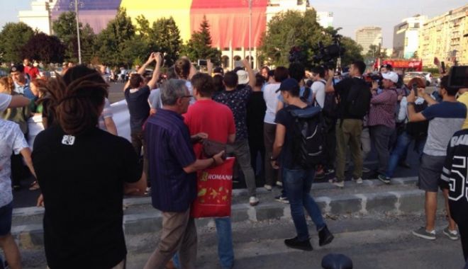 Protest în Piața Victoriei. Manifestanții s-au așezat pe jos în fața Muzeului Grigore Antipa, blocând traficul - protest616077300-1530942815.jpg