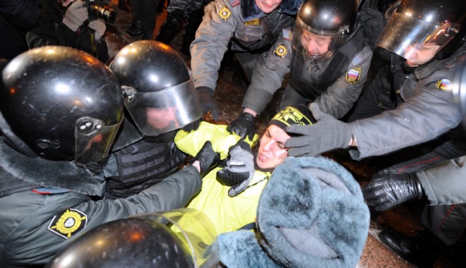 Poliția rusă a reprimat violent o manifestație anti-Putin - protestantiputin-1331476301.jpg