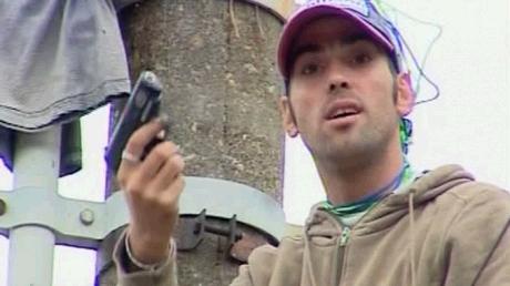 Pistolul protestatarului de pe stâlpul de la Cotroceni este din plastic - protestatar-1312965606.jpg