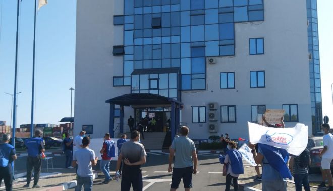 Protestatarii de la ușa companiei Constanța South Container Terminal ar putea intra în greva foamei - protestatariiarputeaintraingreva-1600268759.jpg