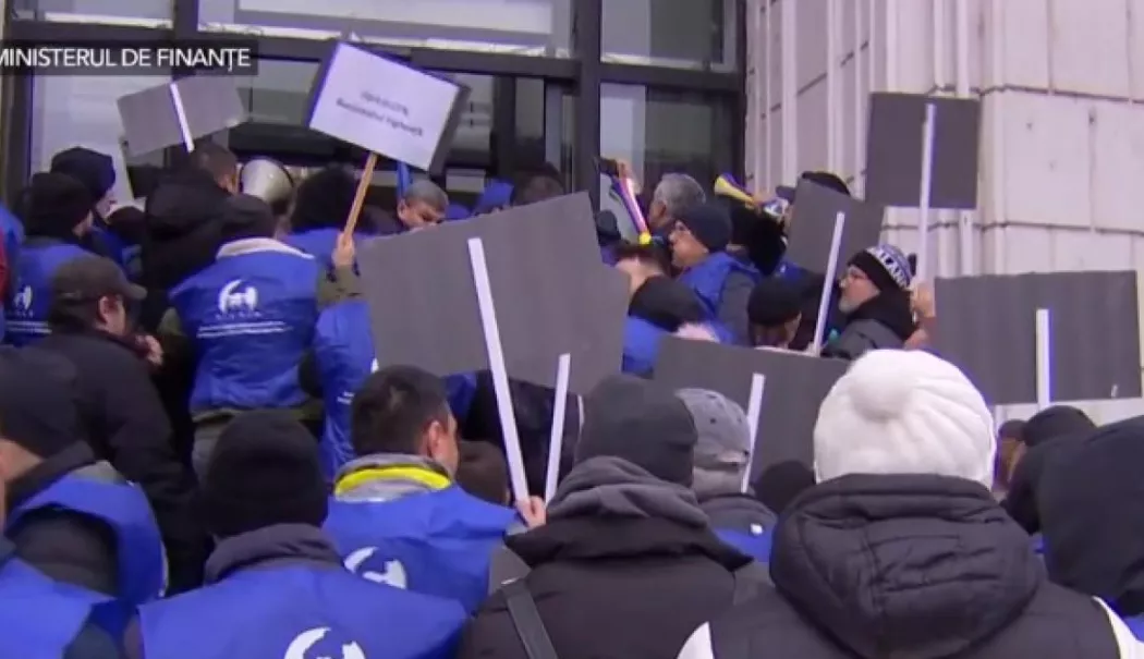 Protestatarii Elcen au încercat să forțeze intrarea în Ministerul Finanțelor - protestatri-1766402405.webp