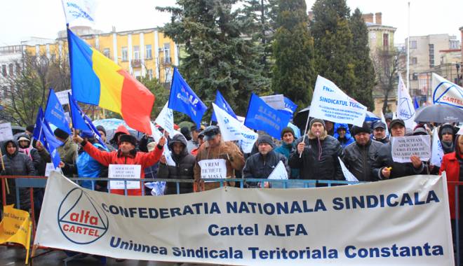 Grevă de avertisment la Primăria Constanța - protestcartelalfaangajatiprimari-1424282943.jpg