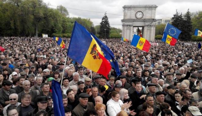 Proteste la Chișinău. Guvernul ar putea demisiona - protestchisinau-1441883282.jpg