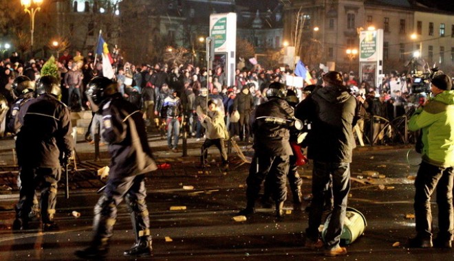 Protestatarii violenți nu au legătură cu UNPR - proteste-1326900317.jpg