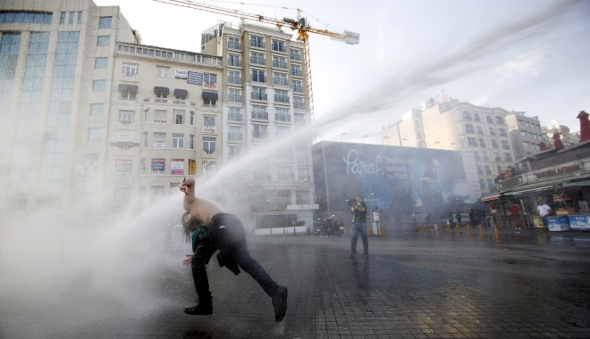 Proteste în Turcia. Rebelii au ocupat Piața Taksim - proteste-1370099472.jpg